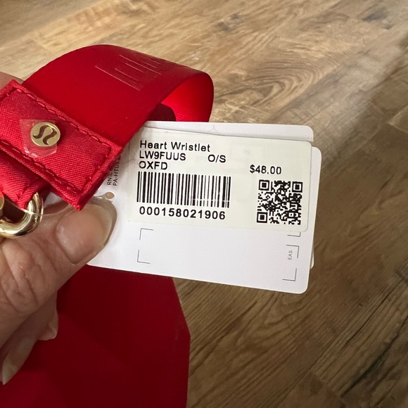 Lululemon heart Wristlet red Keychain - Picture 6 of 6